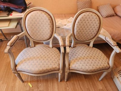 deux chaises placées l'une à côté de l'autre dans un salon