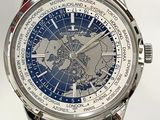 un gros plan d'une montre-bracelet sur laquelle figure une carte du monde