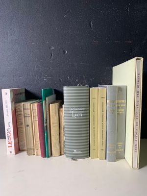 un grand nombre de livres posés sur une table