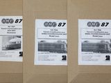 Trois boîtes de billets de train sont posées sur une table