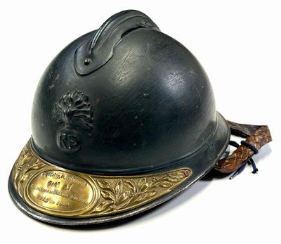 un casque posé sur une table