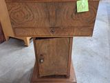 une armoire en bois sur laquelle est collé un autocollant vert