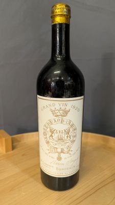 une bouteille de vin posée sur une table en bois