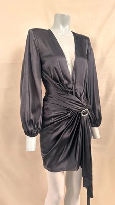 un gros plan d'un mannequin portant une robe sur un mannequin