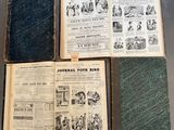 plusieurs vieux livres posés sur une table les uns à côté des autres