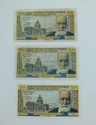 trois billets de banque différents sur lesquels figure l'image d'un homme barbu