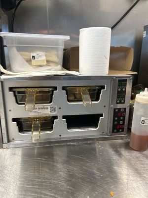 une photo d'une cuisine professionnelle avec de nombreux plats disposés dans des plateaux