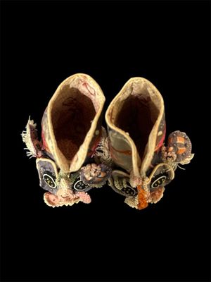 CHINE, période Qing Lot de coiffes, chaussons et textiles