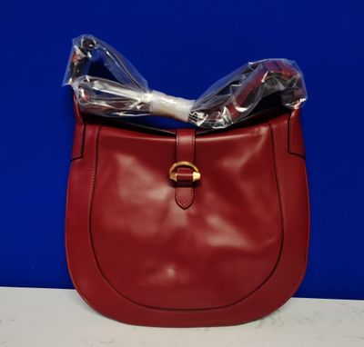 sac à main en cuir rouge orné d'un nœud sur le dessus