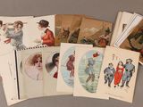un lot de cartes posées sur une table