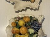 deux saladiers de fruits posés sur une table
