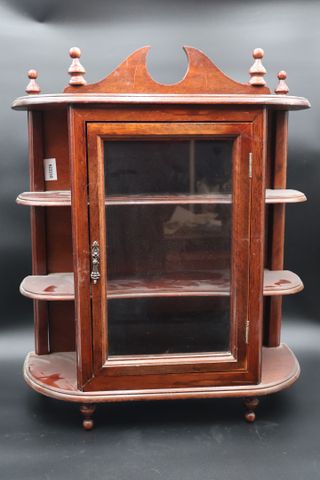 Vitrine murale en bois. H 60 L 50 l 22 cm
