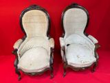paire de chaises anciennes de style français avec coussins rembourrés