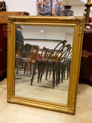 un miroir posé par terre devant une table