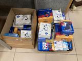de nombreuses boîtes contenant des appareils électroniques posées par terre