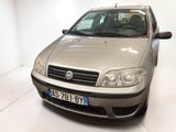 une voiture argentée garée dans une pièce blanche