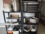 des étagères sur lesquelles sont posés des casseroles et des poêles, dans une cuisine