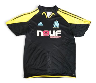a black and yellow shirt with the name neuf on it