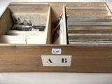 une caisse en bois qui contient beaucoup de disques