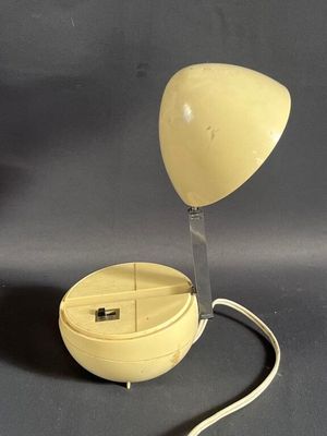 une lampe jaune posée sur une table