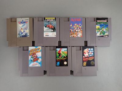 beaucoup de cartouches de jeux Nintendo accrochées au mur