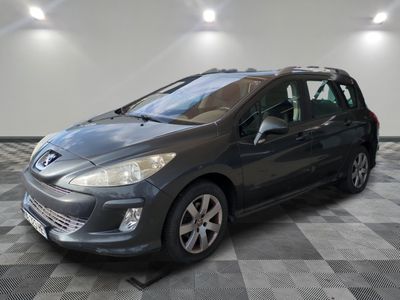 la voiture grise est garée dans le garage sur le sol en damier