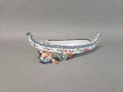 un petit bateau avec un poisson dessus, posé sur une table