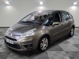 La voiture est garée sur un sol en carrelage à damier dans le garage.
