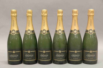 six bouteilles de champagne sont alignées