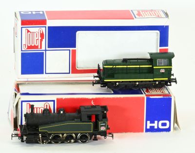 deux petits trains assis l'un à côté de l'autre sur une surface blanche