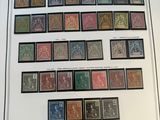la photo d'un livre sur lequel sont apposés des timbres