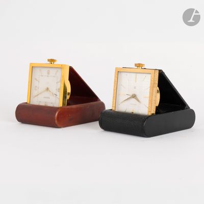 une paire de petits supports d'horloge en bois posés sur une surface blanche