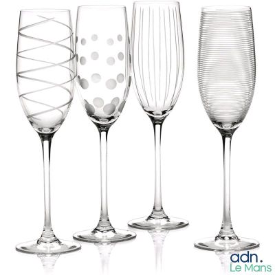 quatre verres à vin sont alignés sur un fond blanc