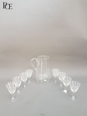 un ensemble composé de six verres et d'un pichet posé sur une table