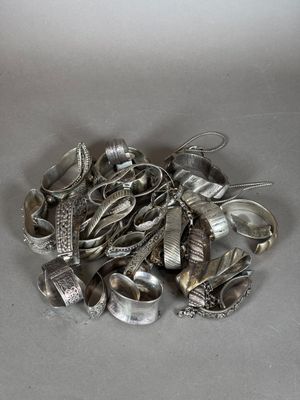 une pile de cuillères en argent et de cuillères posées sur une table