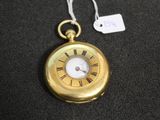 une image d'une montre de poche en or avec des chiffres romains sur le cadran