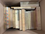une boîte remplie de livres posés sur une étagère