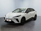 Une Toyota C-HR blanche est garée dans une pièce blanche