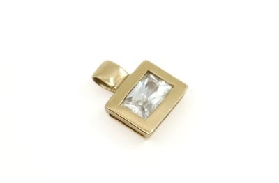 un gros plan d'un petit pendentif en forme de diamant carré sur fond blanc