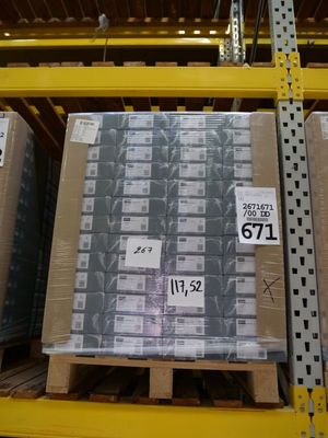 une grande pile de cartons sur une palette dans un entrepôt