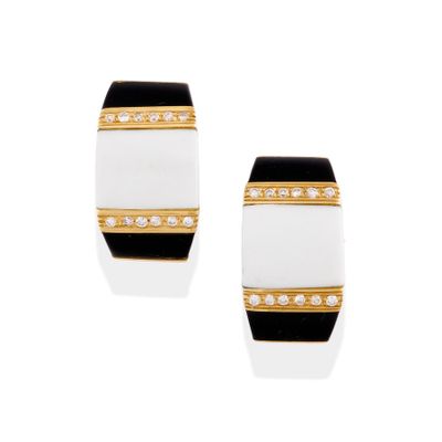 une paire de boucles d'oreilles en émail noir et blanc et diamants