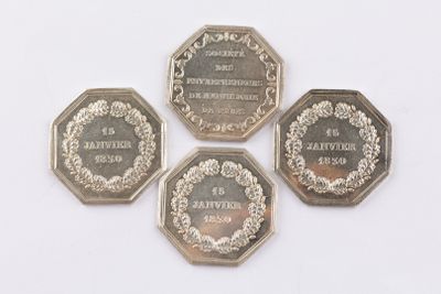 trois pièces d'argent sur lesquelles figurent les noms de différents pays