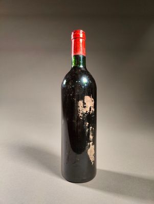 une bouteille de vin posée sur une table