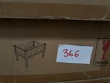 une boîte en carton sur laquelle est représentée une table basse