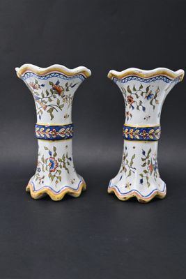 Paire de vases diabolo à col et pied ourlé en faïence de Rou…