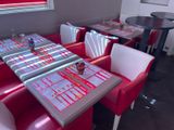 des tables et des chaises dans un restaurant, avec une carte posée sur la table