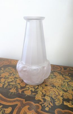 un vase blanc posé sur une table en bois