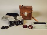 un sac en cuir marron contenant un appareil photo et d'autres objets, posé sur la table