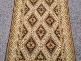 un tapis marron et doré orné d'un motif en losanges