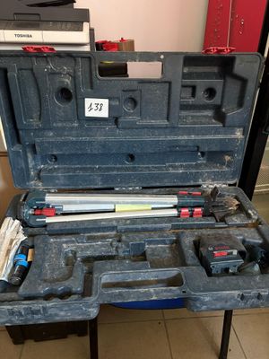 une boîte à outils avec des outils posés sur une table
